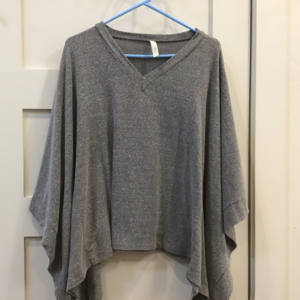 ☁️ Primi Gray Poncho-Style Top – One Size Gray V-Neck Women's Sweater